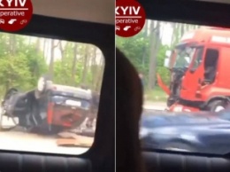 На трассе под Киевом произошло смертельное ДТП с грузовиком: легковушку опрокинуло на крышу. Видео 18+