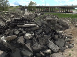 В Симферополе строители устроили свалку опасных отходов (ФОТО)