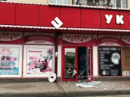 Усеяли землю деньгами: в Харькове ночью подорвали банкомат