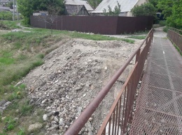Житель Запорожья выбрасывал строительный мусор прямо в реку - фото