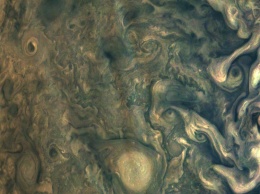 Фото дня: таинственные дымчатые полосы в атмосфере Юпитера