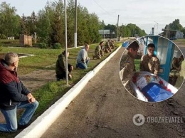 Встречали на коленях: в Винницкой области простились с убитым на Донбассе воином ВСУ. Фото 18+