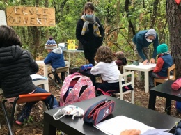 Во Франции организовали школу в лесу