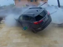 Видео: Toyota RAV4 протаранил забор и перелетел через бассейн