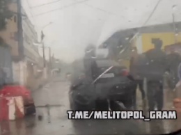 В Мелитополе машина провалилась под асфальт(ВИДЕО)