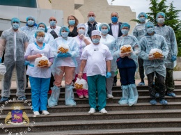 В Ялте врачей поддержали сладкими булочками
