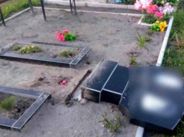 Под Харьковом дети надругались над могилами