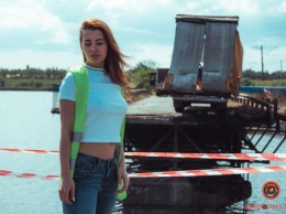 Известная модель обнажилась на обрушившемся мосту под Днепром: пикантные ФОТО