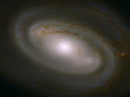 "Хаббл" нашел галактику, похожую на латте (фото)
