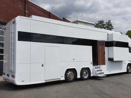 Компания VAEX The Truck Traders показала автодом на базе Scania с тремя спальнями