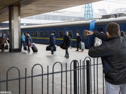 Пассажиры в масках и полупустые поезда: как УЗ будет выходить из карантина