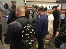 В метро Киева увеличилось число пассажиров, дороги скованы пробками