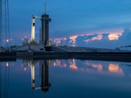 США возвращаются в космос: SpaceX сегодня отправит астронавтов на орбиту (фото, видео)