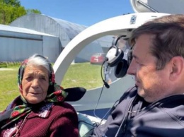 90-летняя бабушка-экстрималка пересела за штурвал самолета (видео)