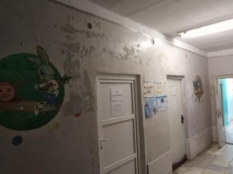 Страшно заходить: в сети показали шокирующие фото больницы под Тернополем