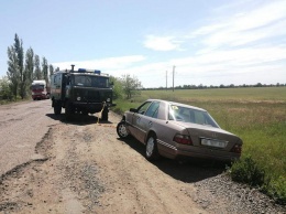На Николаевщине автомобиль, угодивший в яму, удалось достать только с помощью спасателей (ФОТО, ВИДЕО)