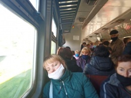 "Селедка в тамбурах": сеть шокировали фото переполненных вагонов пригородных электричек на Киевщине