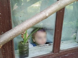 На Харьковщине мать бросила двухлетнего ребенка одного в доме и ушла по делам, - ФОТО