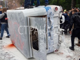 Националисты под Радой во время акции сожгли старый милицейский "бобик". Видео