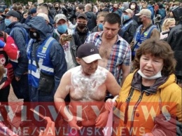 Во время протестов за снятие Авакова мужчина сам себя поджег (ФОТО, ВИДЕО)