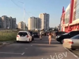 По улице в Киеве гуляла голая женщина