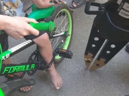 В Днепре спасатели освободили ребенка из "велосипедной ловушки"