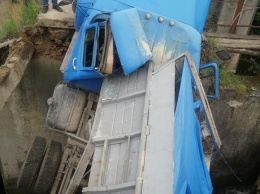 В Тернопольской области груженный песком грузовик провалился на аварийном мосту