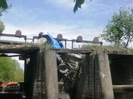 В Тернопольской области под грузовиком рухнул мост