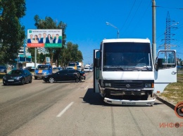В Днепре на Донецком шоссе автобус столкнулся с Honda: собралась пробка
