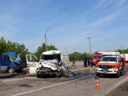 На автодороге Житомир-Черновцы при столкновении двух микроавтобусов погибли три человека