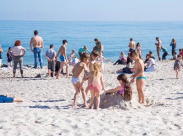 Без масок и с алкоголем: в Украине начался пляжный сезон