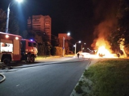 Ночью в Запорожье горел грузовик возле многоэтажки - в доме лопнули стекла