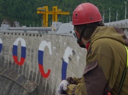 Самые большие граффити в мире появились на Саяно-Шушенской ГЭС ко Дню России