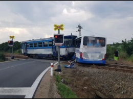 В Чехии автобус столкнулся с поездом