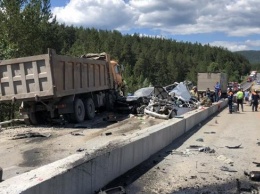 Появилось видео смертельного тарана грузовиком пяти легковушек на трассе М-5 под Челябинском