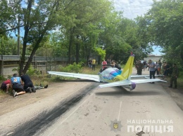 В Одессе на дорогу упал легкомоторный самолет, пилоты погибли