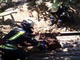 В Новомосковске женщина упала в выгребную яму
