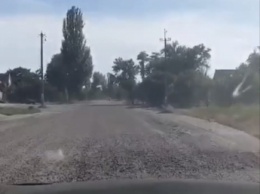 Новинка от Запорожского автодора - ямы на дороге к курорту на Азовском море засыпали щебенкой (видео)