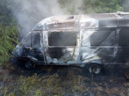 На трассе в Одесской области на ходу загорелся микроавтобус