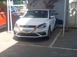 Видео: водитель разбил новый VW Polo через несколько секунд после покупки