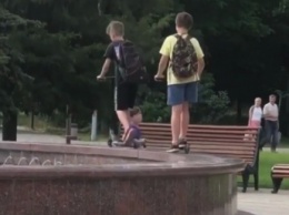 В Мелитополе дети устроили на фонтане странные развлечения (видео)