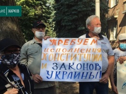 В Харькове чернобыльцы заблокировали больницу из-за приема больного коронавирусом. В стычках пострадали двое полицейских