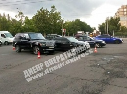 В Днепре на Слобожанском проспекте Range Rover влетел в Skoda: есть пострадавшие (видео момента аварии)