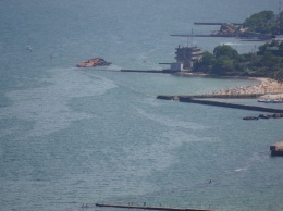 Из танкера "Делфи" продолжают вытекать нефтепродукты, огромное пятно достигло пляжа Отрада