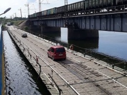 На Днепропетровщине в очередной раз починили понтонную переправу рядом с алексеевским мостом, - ВИДЕО
