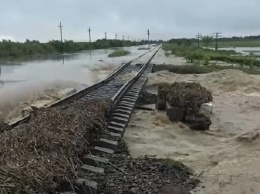 На Прикарпатье непогода повредила железную дорогу