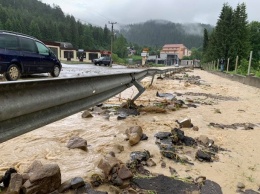 Непогода в Карпатах: из-за дождей поднялся уровень рек, что уничтожило дороги и затопило Буковель