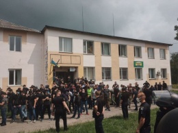 Под Ровно радикалы из Нацкорпуса напали на депутата "Слуги народа". К драке подключились "патриоты" Кивы