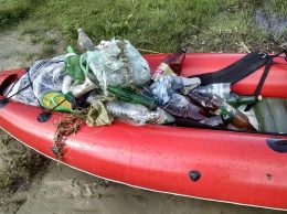 В Энергодаре мусор на берегу водохранилища убирали на байдарках