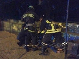 В Никополе спасатели помогли мужчине, который застрял на остановке под лавочкой